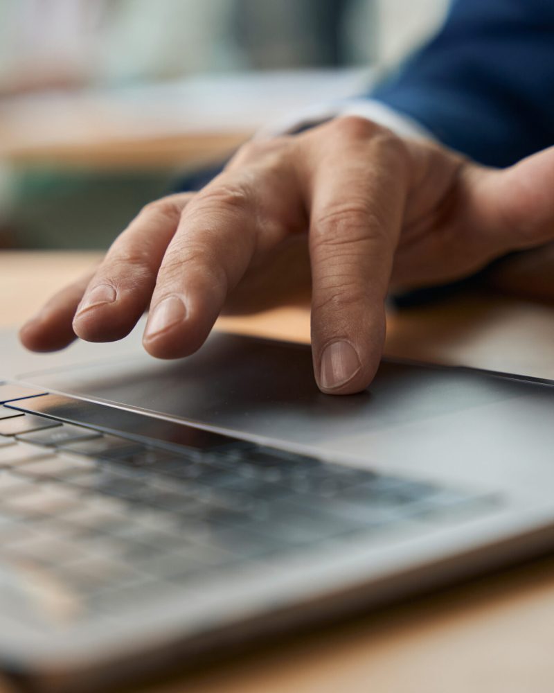 tastatur-mann-am-tippen